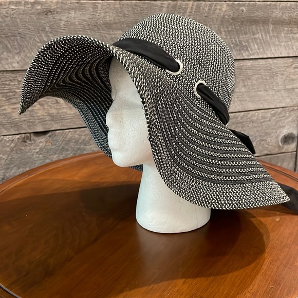 Cute summer or Vacation hat - Picture 1 of 3